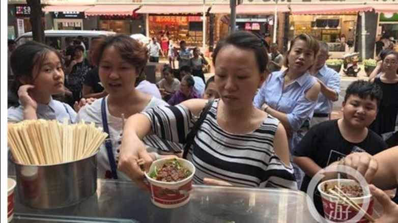 lelaki ni belanja ribuan orang makan selepas pemilik kedai mi jumpa cincinya bernilai rm 19, 1745