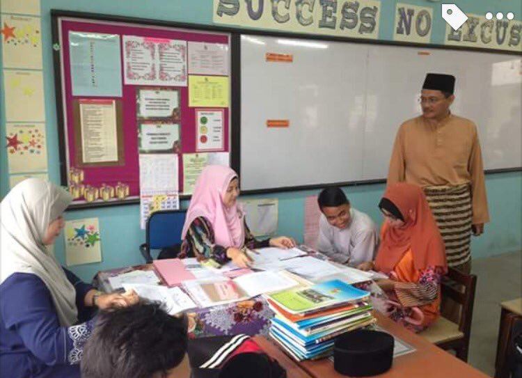 pelajar upah wanita jadi ibu untuk ambil report card sekolah