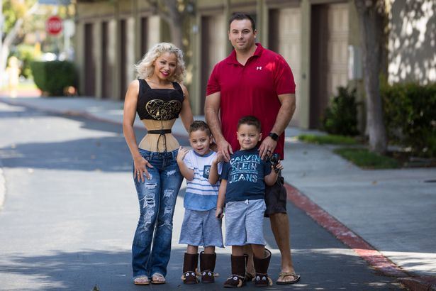 bekas tentera laut ni pakai korset 23 jam sehari nak kekalkan bentuk badan