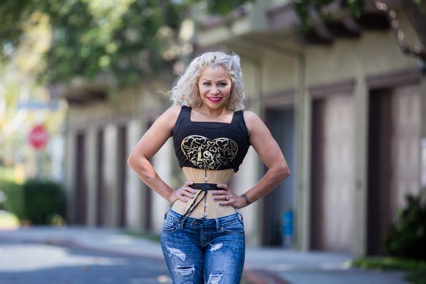 bekas tentera laut ni pakai korset 23 jam sehari nak kekalkan bentuk badan