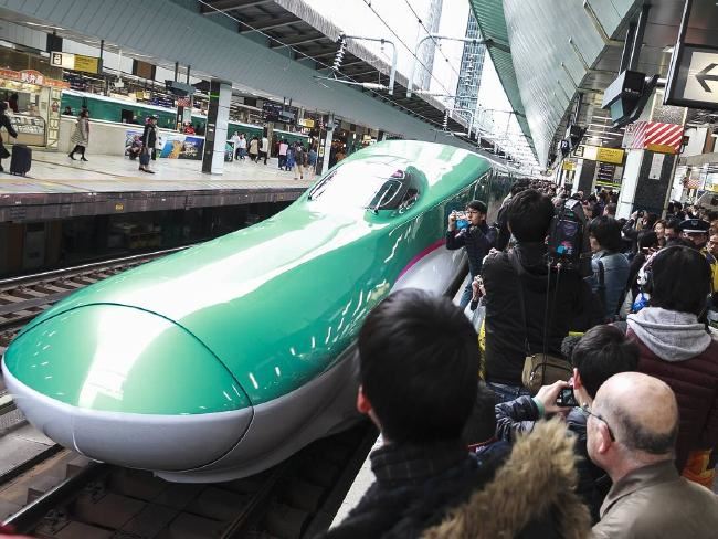 “maaf, kereta api kami cepat 20 saat” 