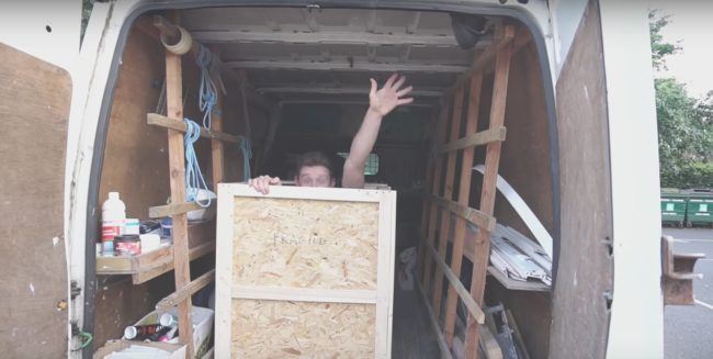 masuk dalam kotak dan pos diri sendiri, lelaki ini rakam perjalanannya