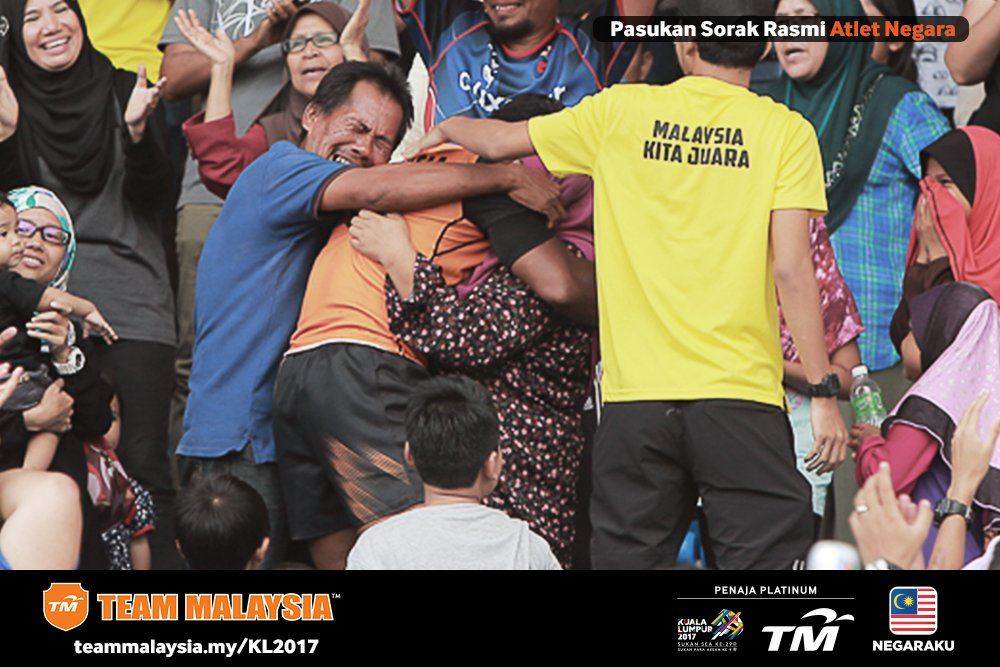 sebak! pemain ragbi malaysia peluk ibu bapa lepas menang pingat emas