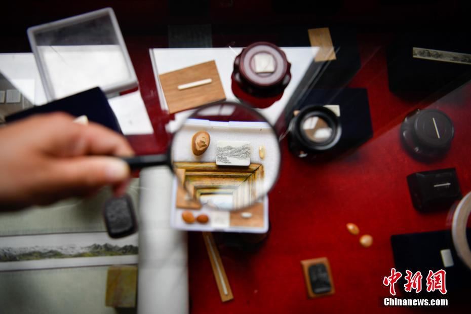 buat ukiran pada beras dan rambut ? lelaki ni memang power !