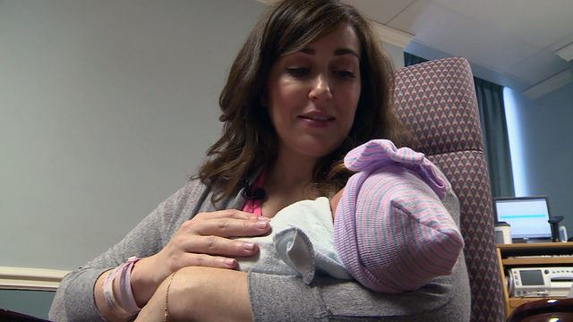 sementara doktor ini tunggu nak lahirkan bayi sendiri, dia sempat sambut bayi pesakit lain dulu