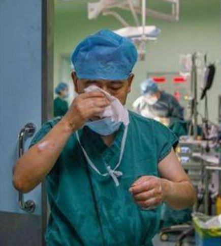 sebelum nak mula operation, doktor terima berita ayahnya sudah tiada