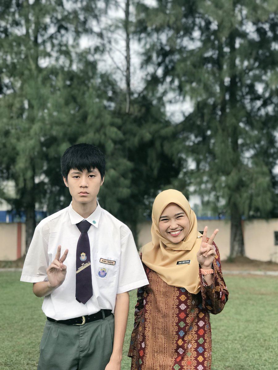 digelar pelajar takda kepala, asyik tenung meja. tapi apa cikgu ni buat ?