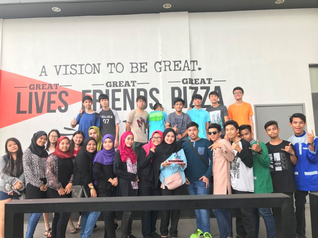 digelar pelajar takda kepala, asyik tenung meja. tapi apa cikgu ni buat ?