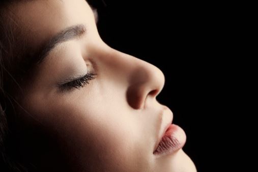 kenapa ada bunyi bergema bila kita tutup mata rapat-rapat?