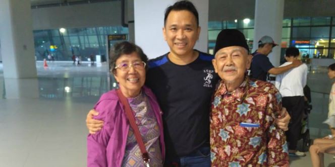 untungnya ! lelaki ni bawa 65 orang bekas gurunya jalan-jalan luar negara 