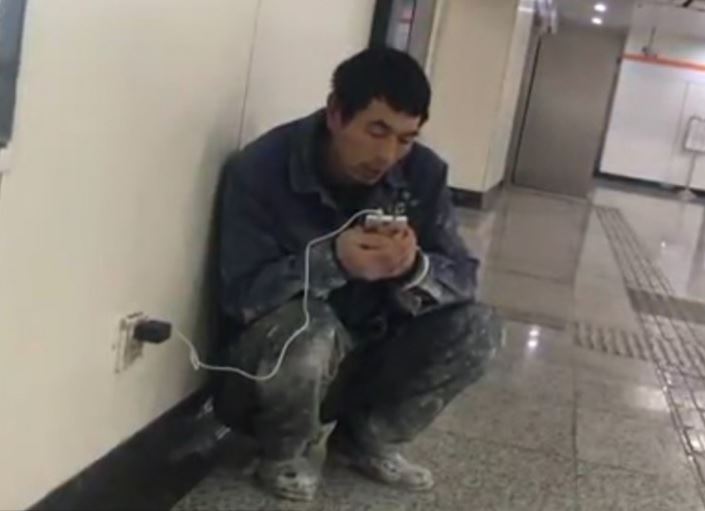 setiap malam lelaki ni guna wifi kat stesen kereta api. sebabnya ? 