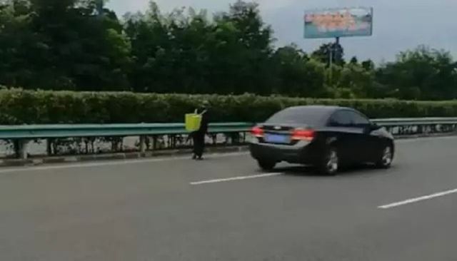 takut cucu tak cukup makan, atok jalan kaki 60km hantar telur 