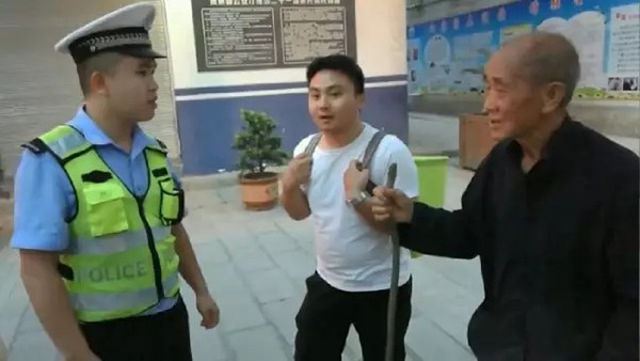 takut cucu tak cukup makan, atok jalan kaki 60km hantar telur 