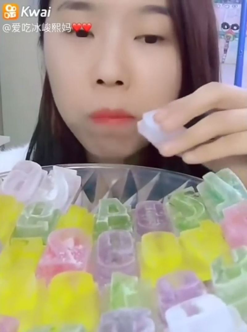 makan ais warna warni jadi trend sekarang ?