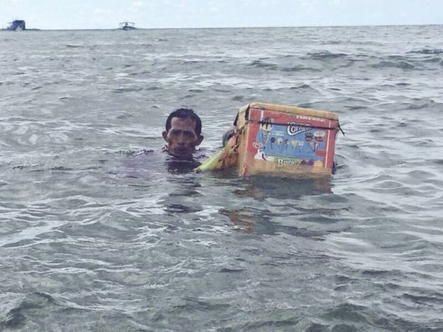 merungut kerja susah ? lelaki ni jual aiskrim di tengah laut