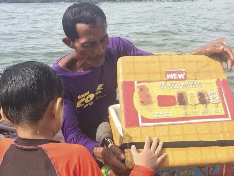 merungut kerja susah ? lelaki ni jual aiskrim di tengah laut