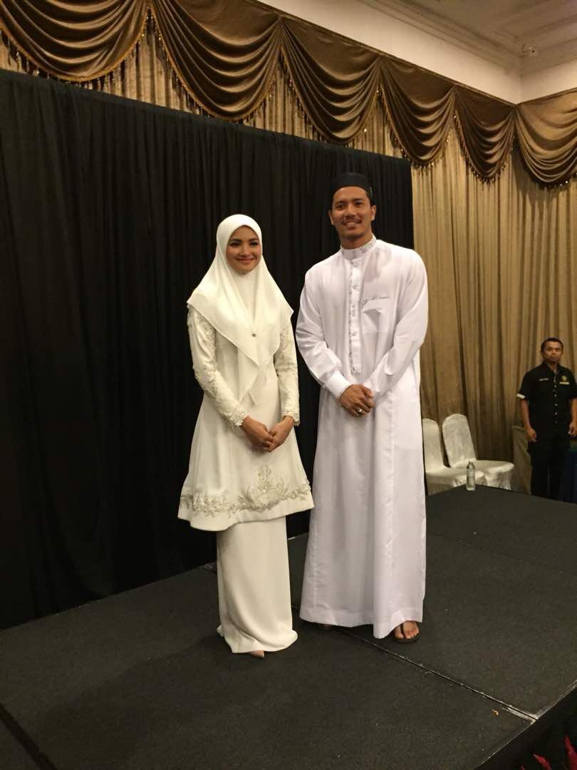 bertenang. fazura dan fattah belum bernikah tapi sudah bertunang