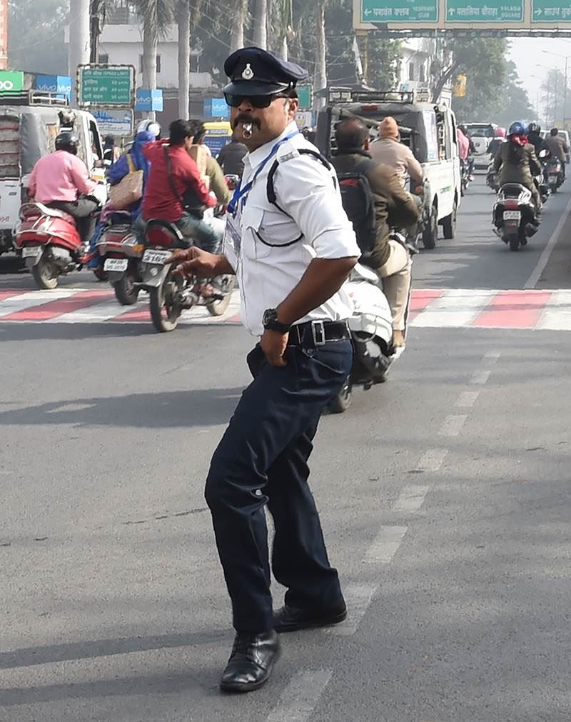 anggota polis terhibur jaga trafik sambil buat moonwalk
