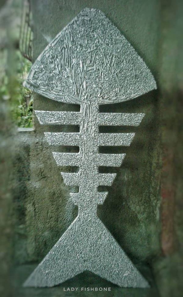 gadis ini tak buang tulang ikan lepas makan sebab nak jadikan lukisan