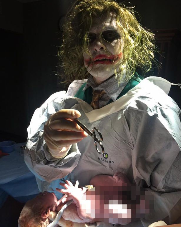 the joker sambut bayi baru lahir, gaya doktor ini menghiburkan
