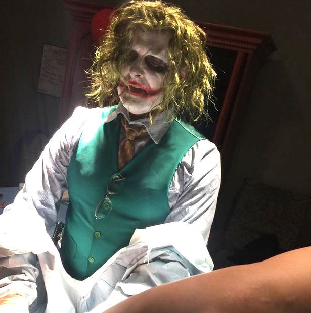 the joker sambut bayi baru lahir, gaya doktor ini menghiburkan