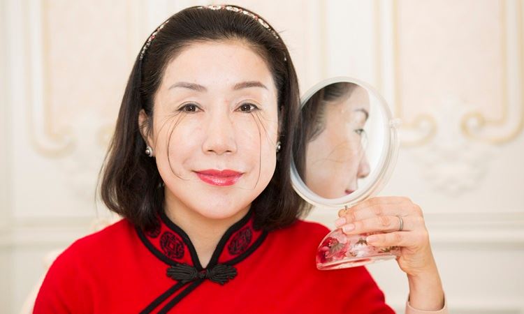 wanita ni miliki bulu mata original terpanjang di dunia