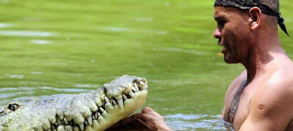 hidup bersama sejak 20 tahun, lelaki dan buaya ini dah macam family