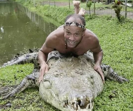 hidup bersama sejak 20 tahun, lelaki dan buaya ini dah macam family