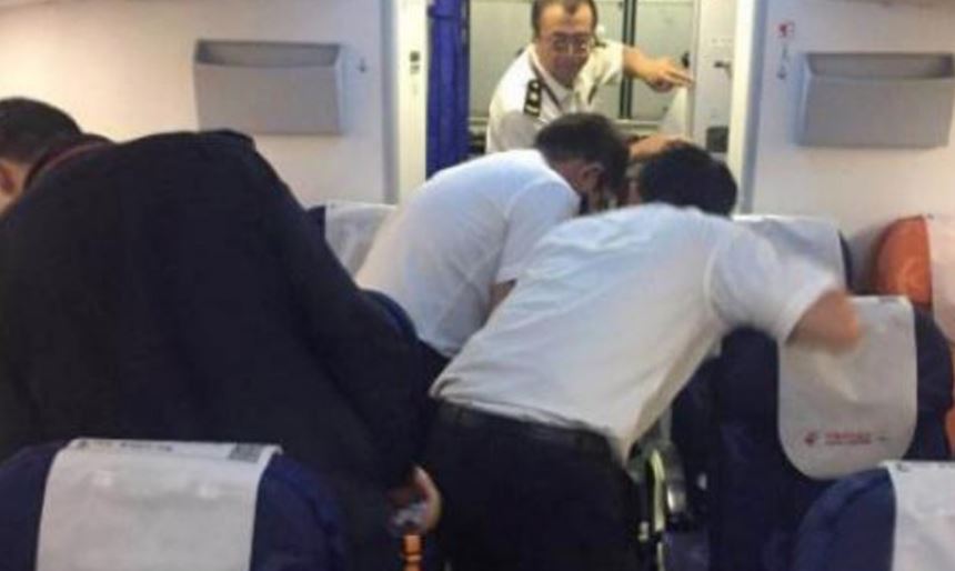 lebih 100 ekor lipas berkeliaran dalam flight, semua orang tak boleh lari mana