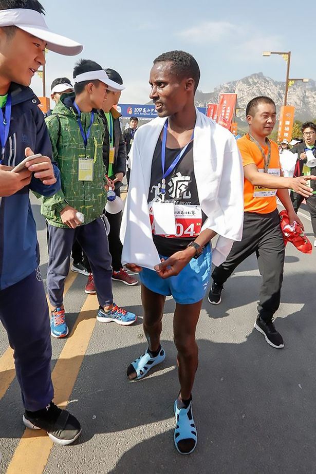 lelaki menang marathon bertaraf antarabangsa guna sandal biru ni je