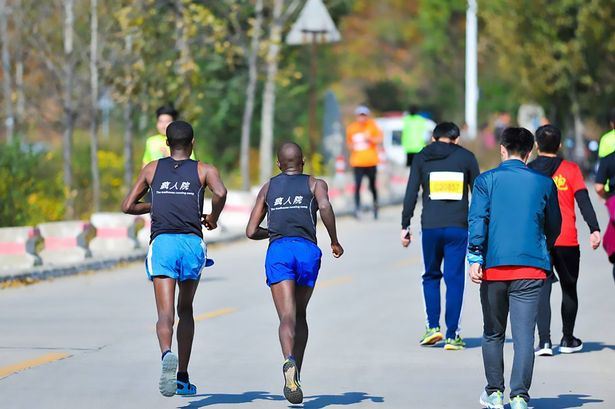 lelaki menang marathon bertaraf antarabangsa guna sandal biru ni je