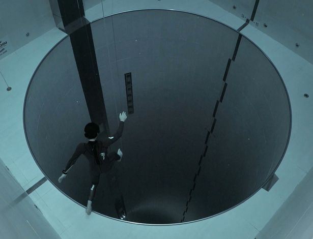 penyelam ini berjaya selam hingga dasar kolam paling dalam di dunia tanpa alat bantuan pernafasan