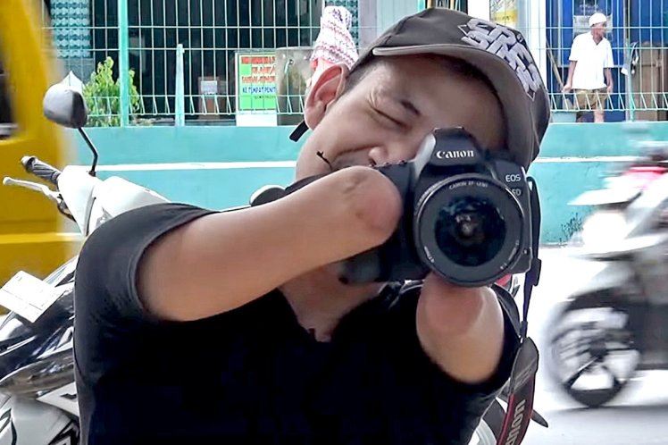 lahir tanpa tangan dan kaki, gambar di ambil lelaki ini serius cantik !