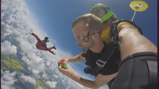 3 bulan belajar rubik sebab nak selesaikan rubik 60 saat masa terjun di udara