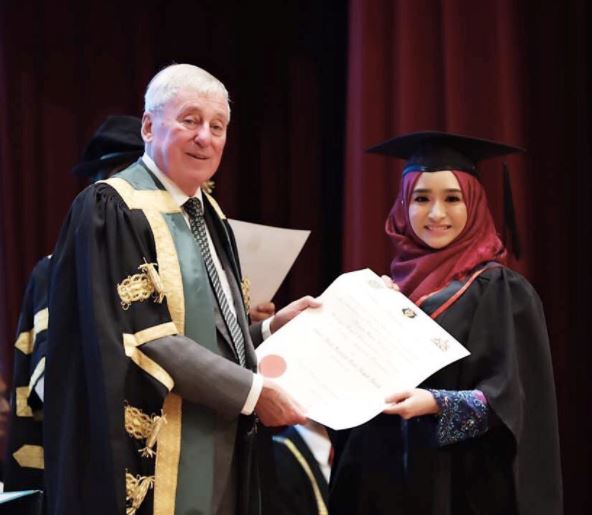 beauty with brain. anak gadis datuk ziela jalil bergelar doktor perubatan