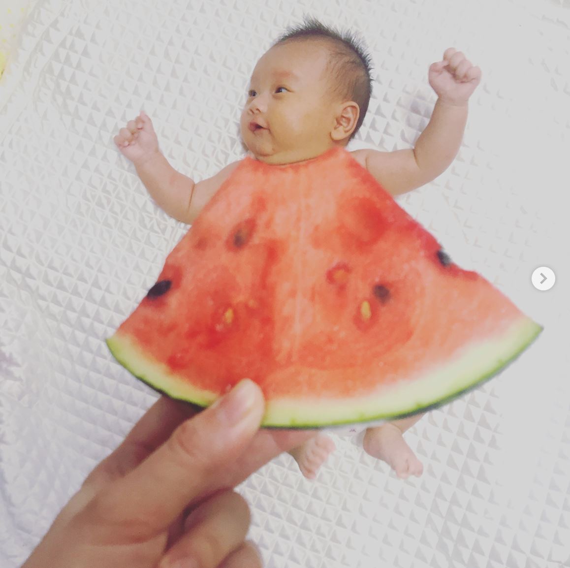 trend baju tembikai dari jepun, kini di malaysia. fasha sanda salah seorang darinya