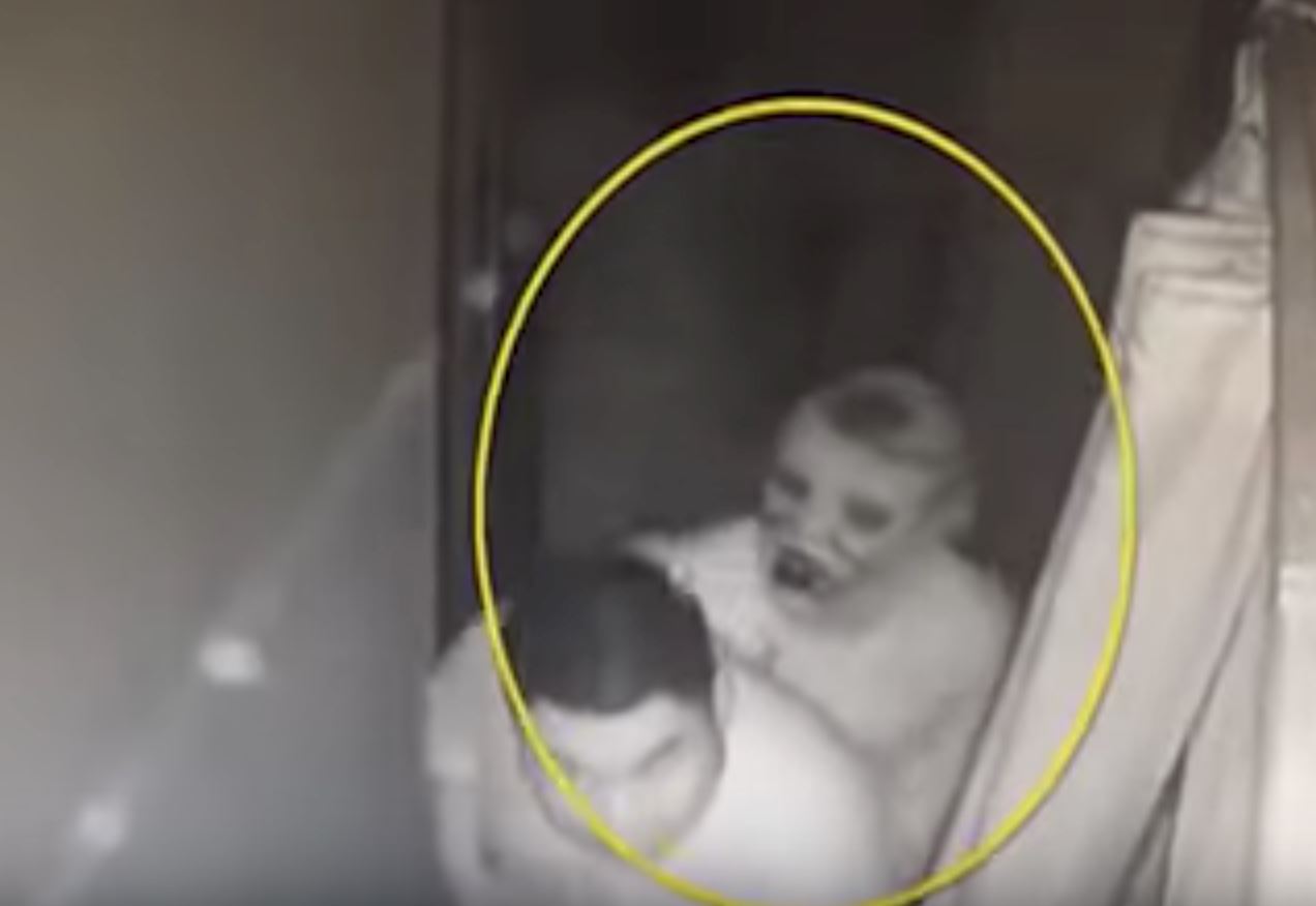 ingatkan adik sendiri peluk masa dalam rumah hantu, rupanya bukan!