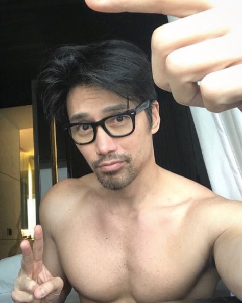 percaya tak umur lelaki handsome ni 50 tahun ?