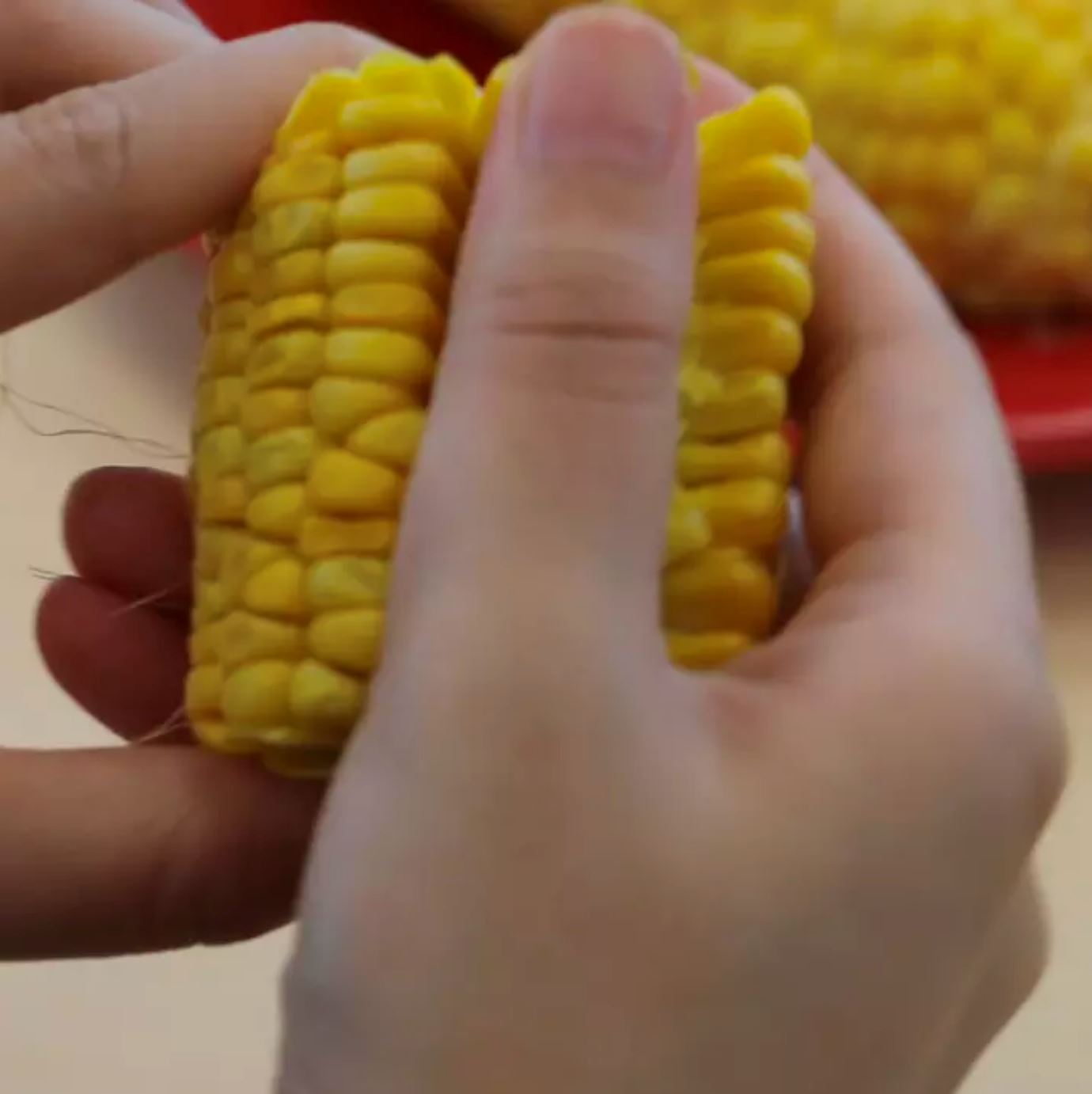 hampir 40 ribu retweet, lelaki jepun ini temui cara betul makan jagung