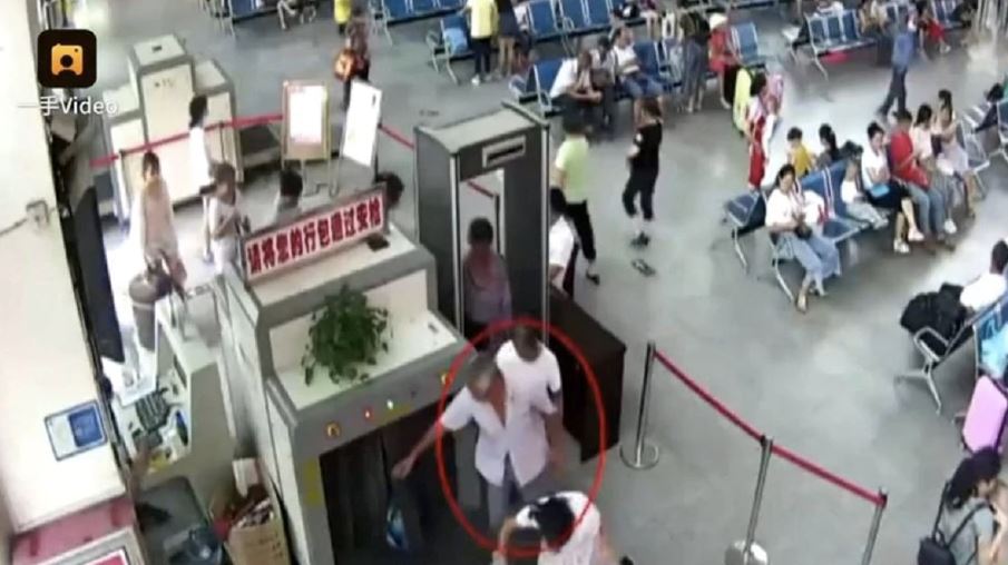 petugas stesen bas terkejut lelaki bawa dua tangan nak naik bas