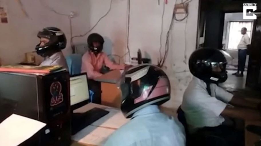 pejabat usang, pekerja pakai helmet takut siling jatuh