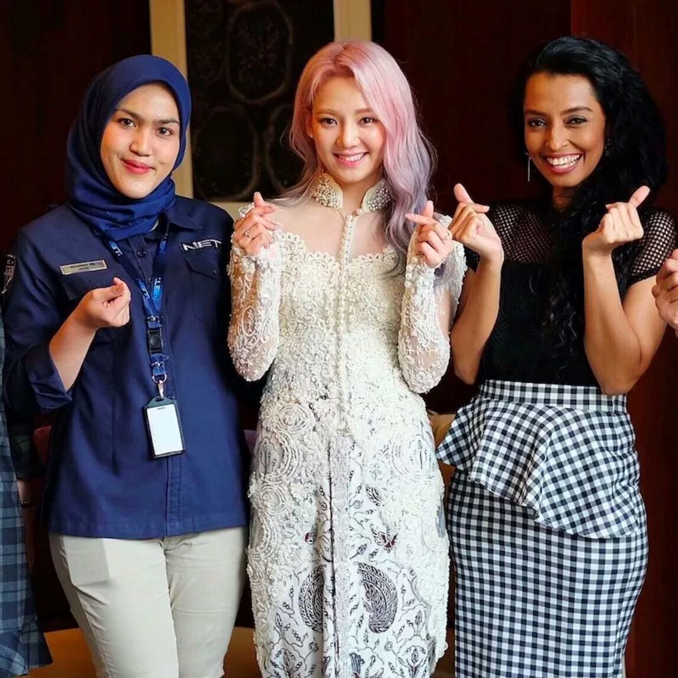 cantiknya bila hyoyeon dari kumpulan girl generation tampil berbaju kebaya