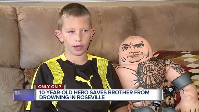 pengaruh the rock, budak lelaki selamatkan adik 2 tahun yang lemas