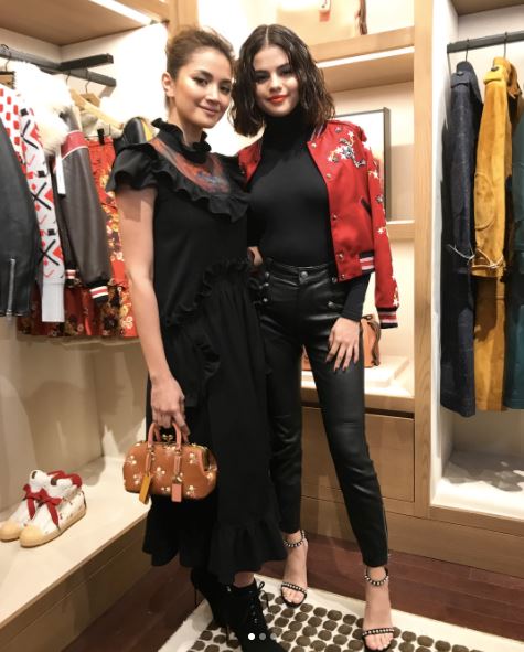 seronoknya fazura jumpa selena gomez ! 