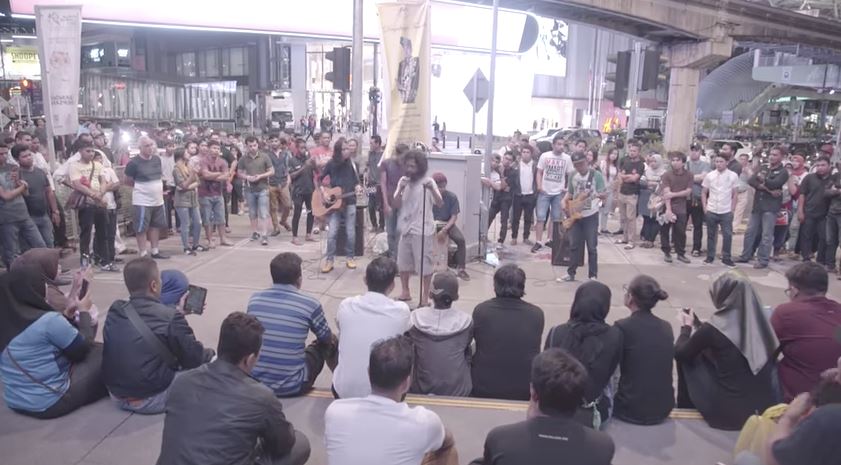 laaaa, rupanya pengemis yang viral menyanyi tu hazama ke ?