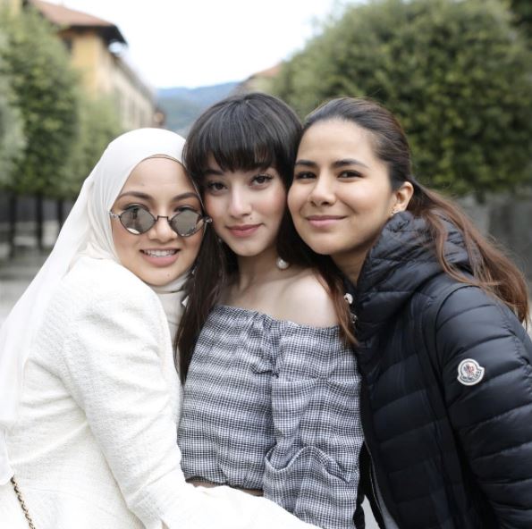 netizen kecoh lagi neelofa pakai seluar koyak nampak lutut
