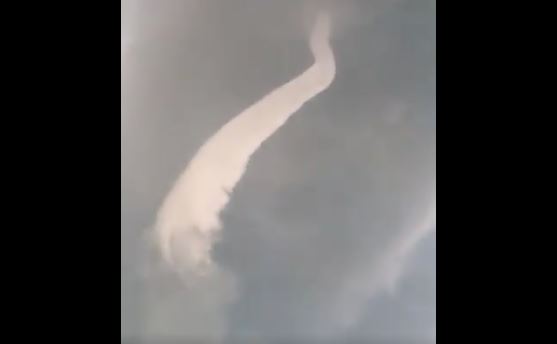 viral video ‘terowong awan’, penduduk setempat percaya naga turun ke bumi