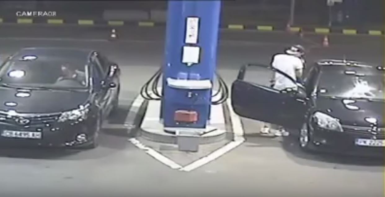 kerana merokok di stesen minyak, lelaki ini disembur pemadam api