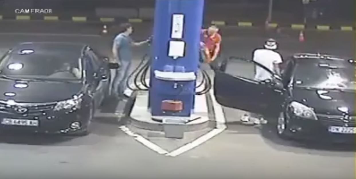 kerana merokok di stesen minyak, lelaki ini disembur pemadam api