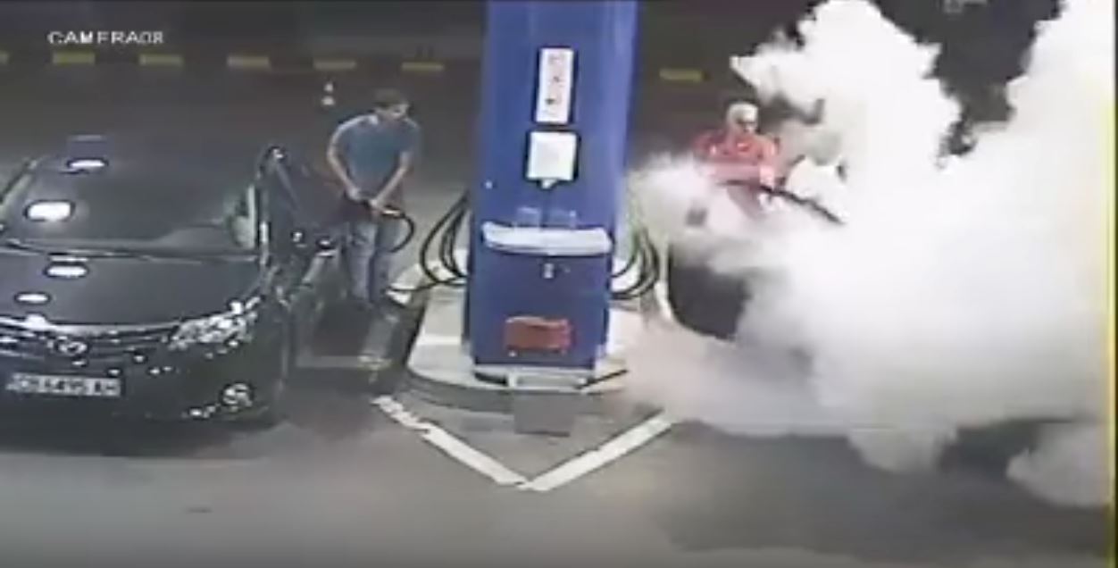 kerana merokok di stesen minyak, lelaki ini disembur pemadam api